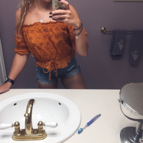 Adorable orange off the shoulder shirt - Picture 2 of 5